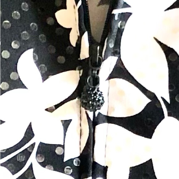 Fabulous jacket with shiny fabric. The spandex makes it very comfortable. - Picture 7 of 7